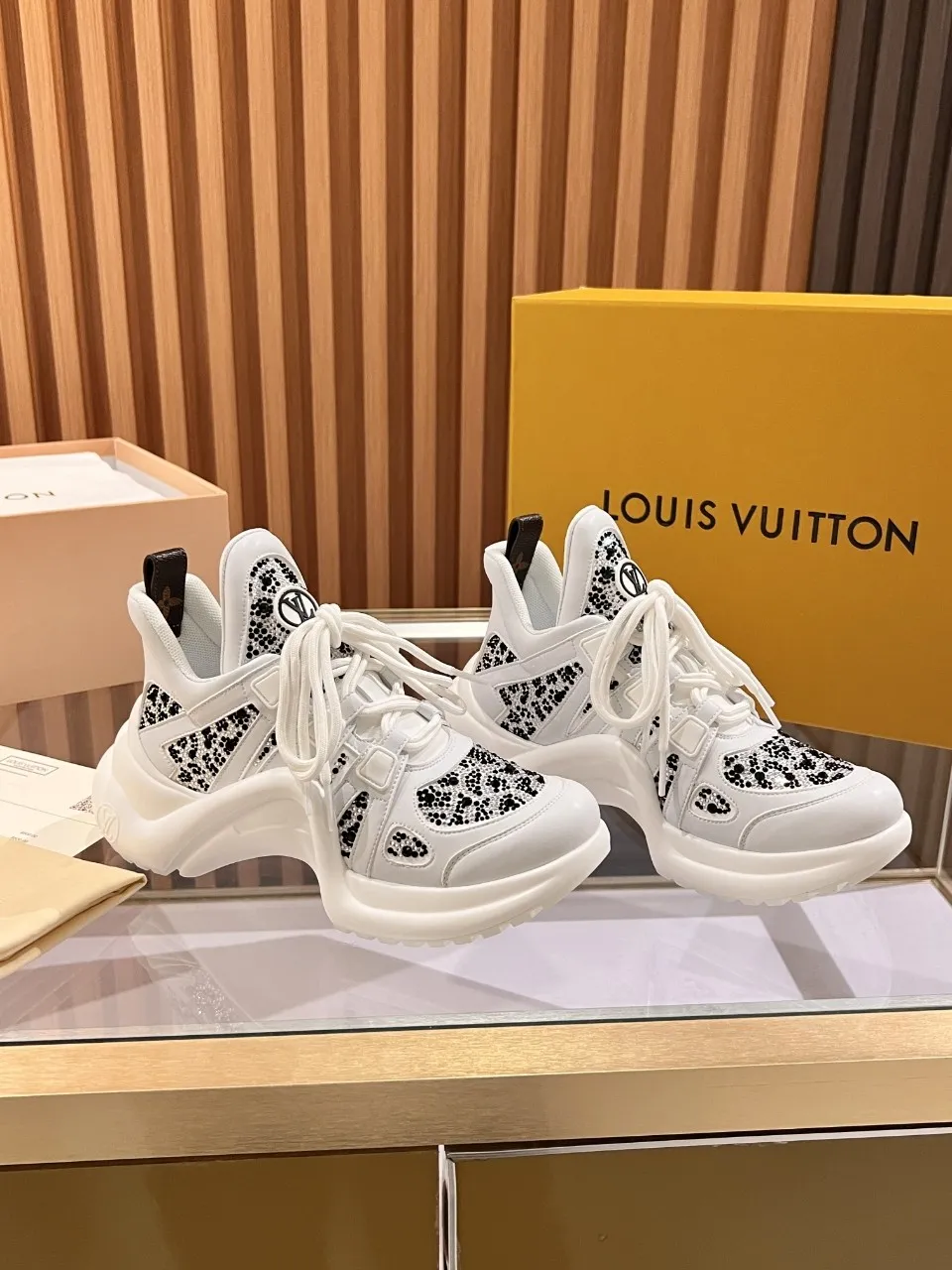 👟👟Ex-factory price 800👟👟 2025 new LV fancy black and white diamond model, high-end and elegant, showing long legs, casual sports dad shoes with heel height of about 5.5cm, 35-41